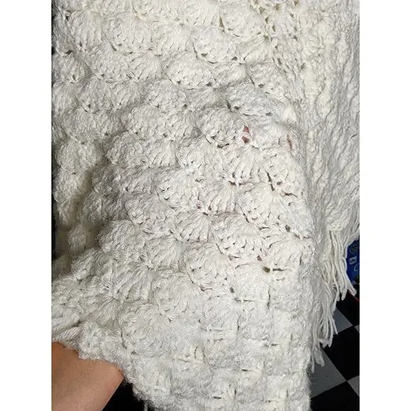 Vtg Off White Handmade Crochet Knit Boho Hippie Festival Prairie Shawl Fringe - Picture 5 of 6